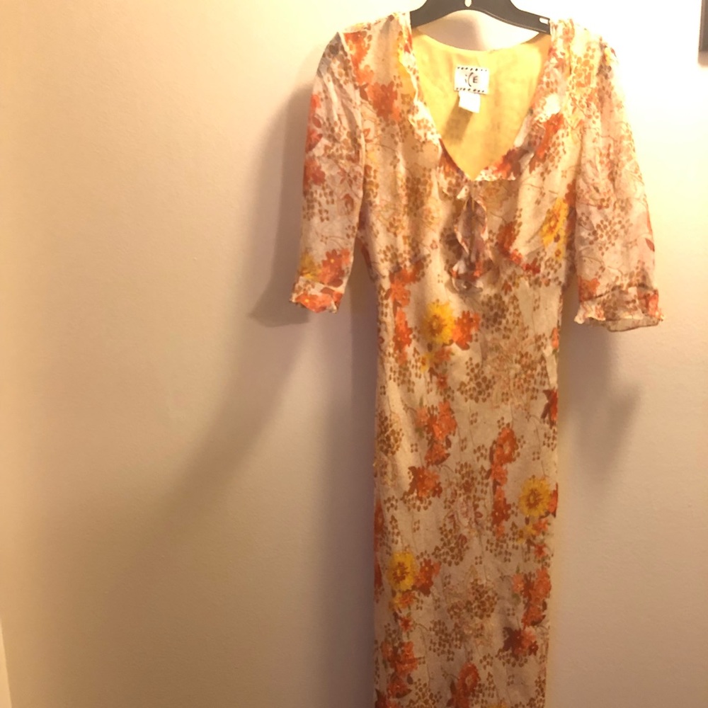 Orange print fitted dress. Perfect for summer.